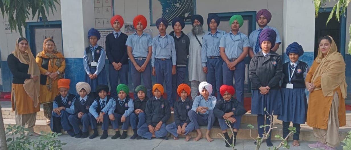 At Dashmesh Public School, Gurpalah Sahib, a 'Sunder Dastar Sajaane' competition was organized for senior students.